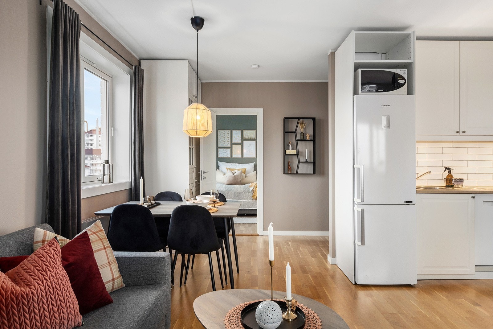 Stuen har også god plass til spisebord, og det er adkomst til både soverom og entré fra stuen Galleribilde