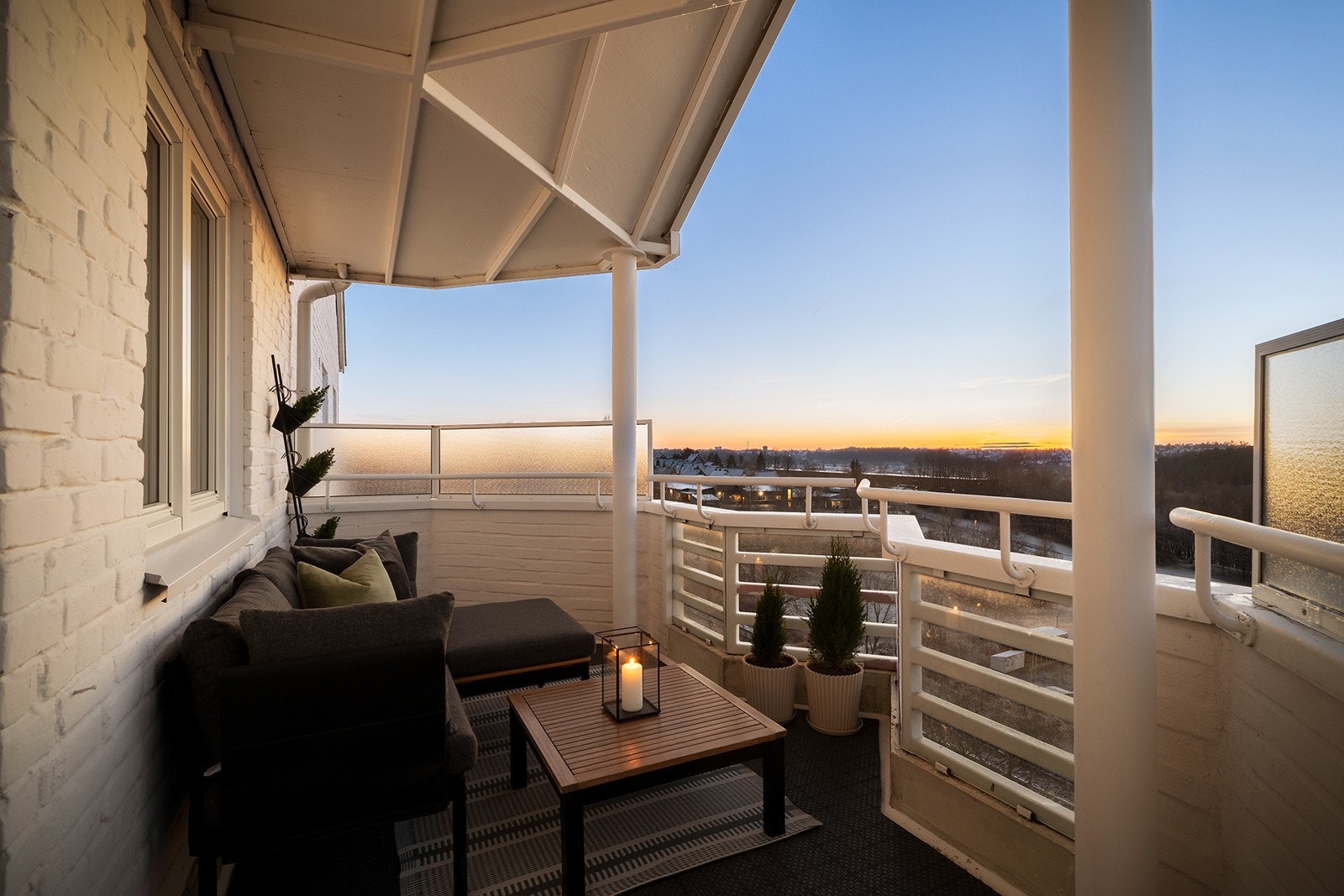 Vestvendt balkong med kveldssol Galleribilde