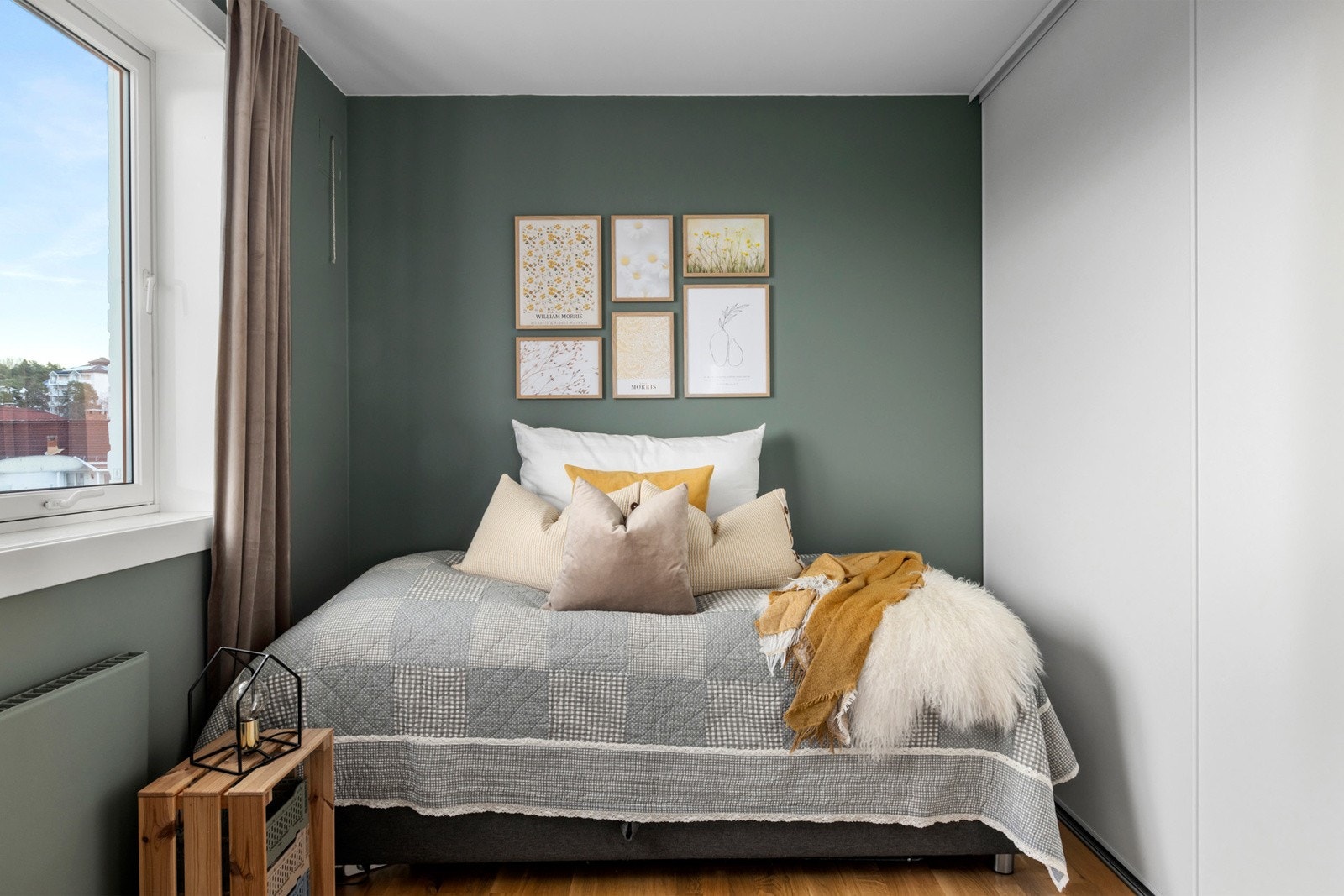 Soverom med praktisk garderobeløsning som gir god oppbevaringsplass Galleribilde