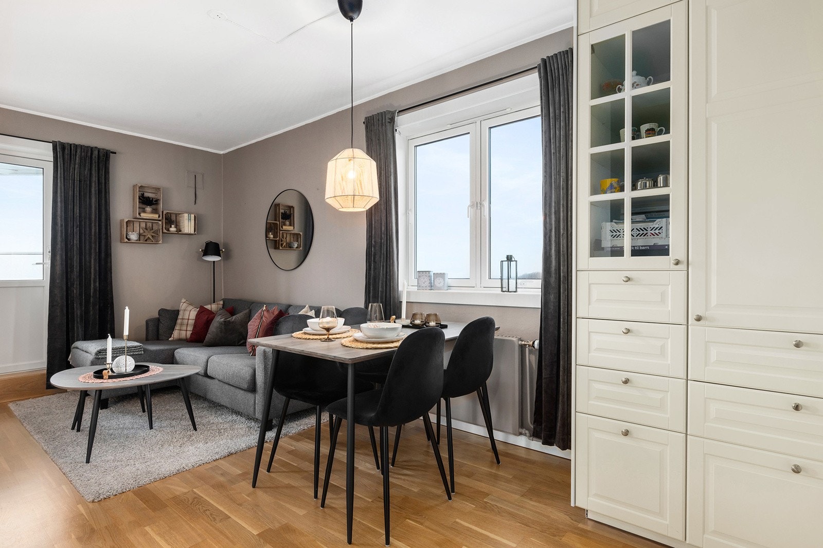 Romslig og lys stue med store vindusflater og flott utsikt Galleribilde