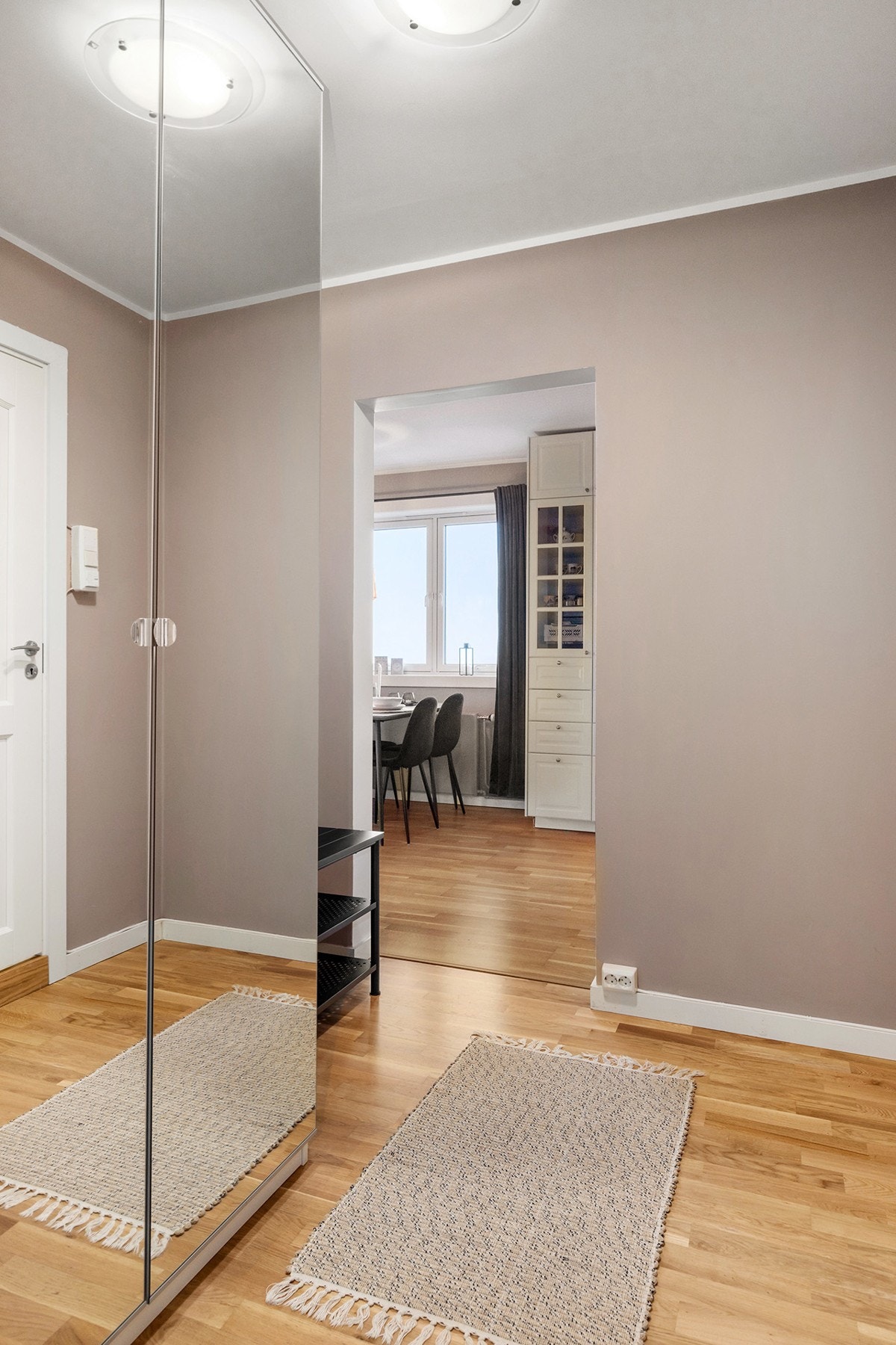 Praktisk gang med garderobeløsning og speilfronter Galleribilde