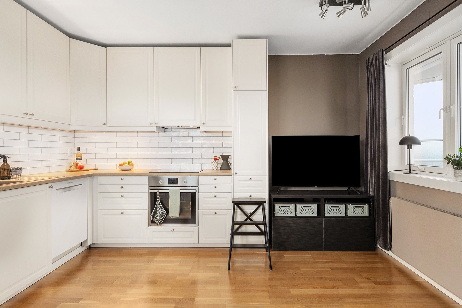 Ny induksjonsplatetopp på kjøkkenet fra 2025 Galleribilde