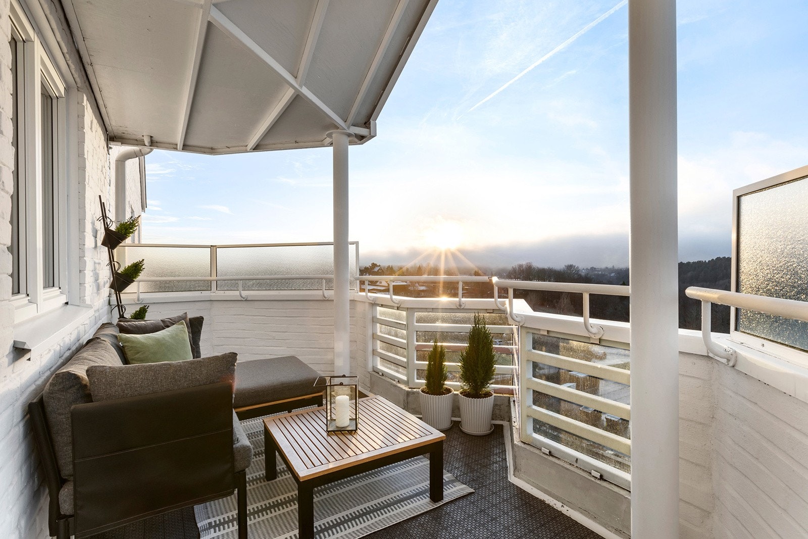 Balkong med fantastisk utsikt mot Østensjøvannet, med glimt av byen og Holmenkollen Galleribilde