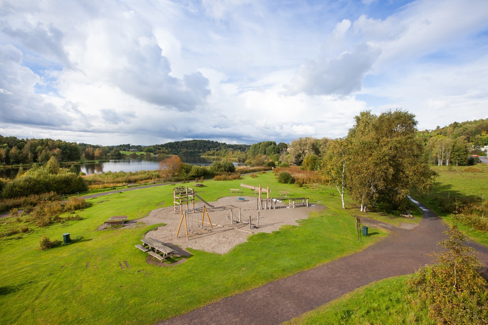 Østensjøvannet ligger like i nærheten, med flotte tur- og trilleveier i naturskjønne omgivelser. Området byr på rikt fugleliv, samt lekeplass og fotballbane Galleribilde
