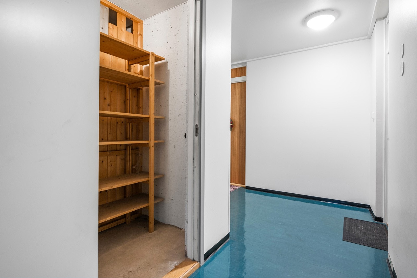 En av boligens to boder ligger i samme etasje som leiligheten. Galleribilde