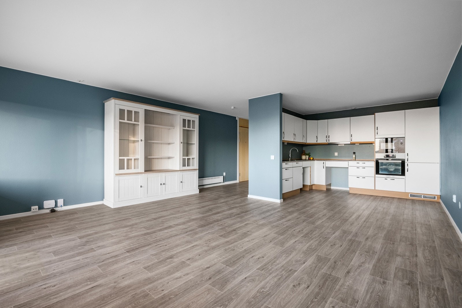 Stuen har plass til både en romslig sittegruppe og spisebord Galleribilde