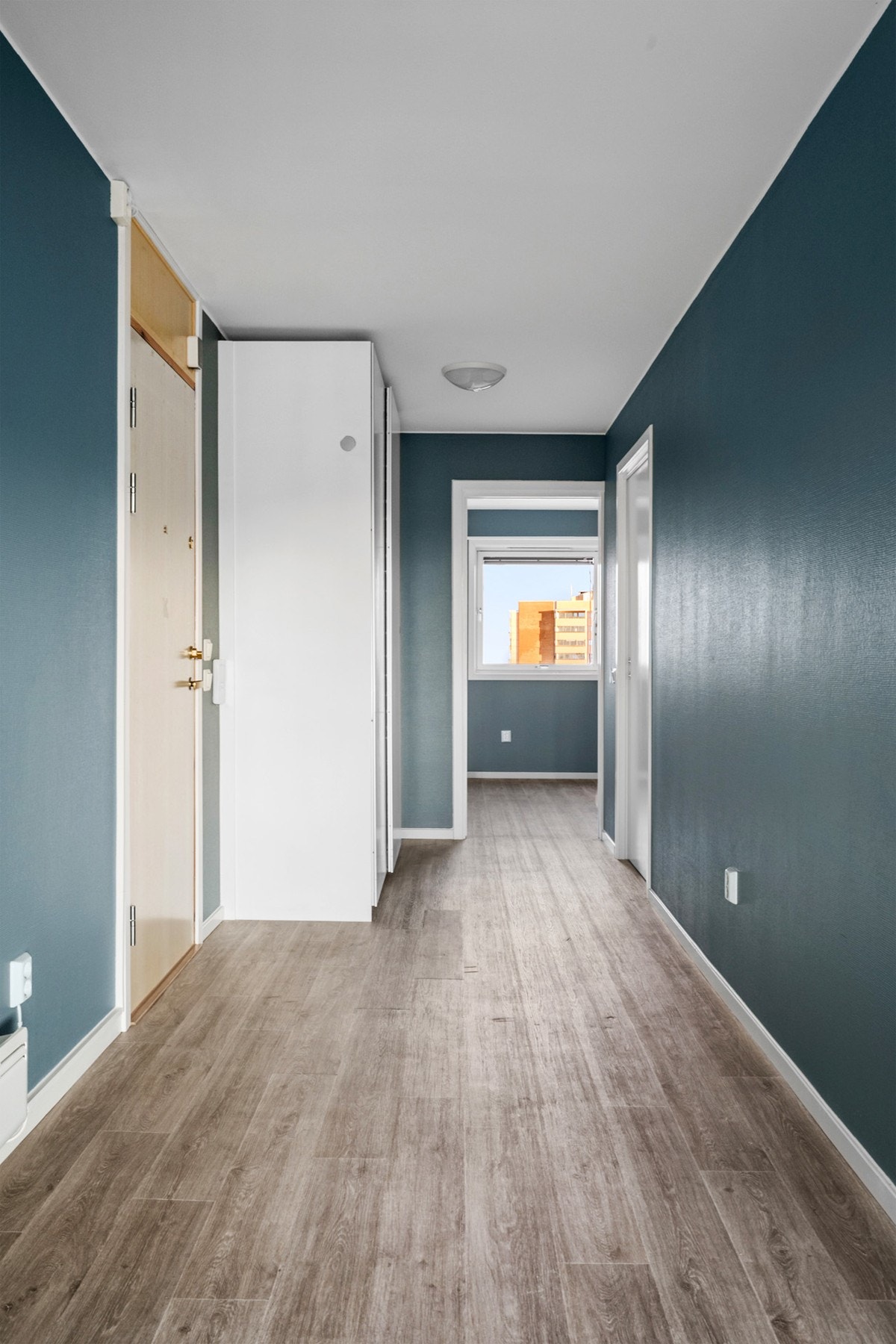 Velkommen inn! Entreen har garderobeskap for godt med oppbevaring av klær og sko. Galleribilde