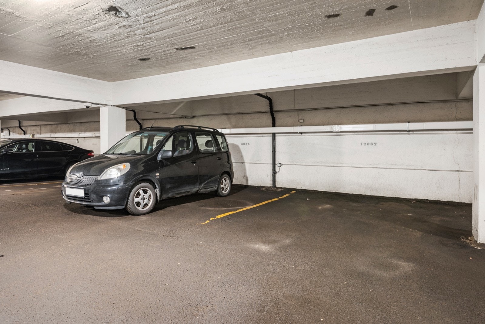 Det følger en stor garasjeplass til boligen i felles garasjeanlegg Galleribilde