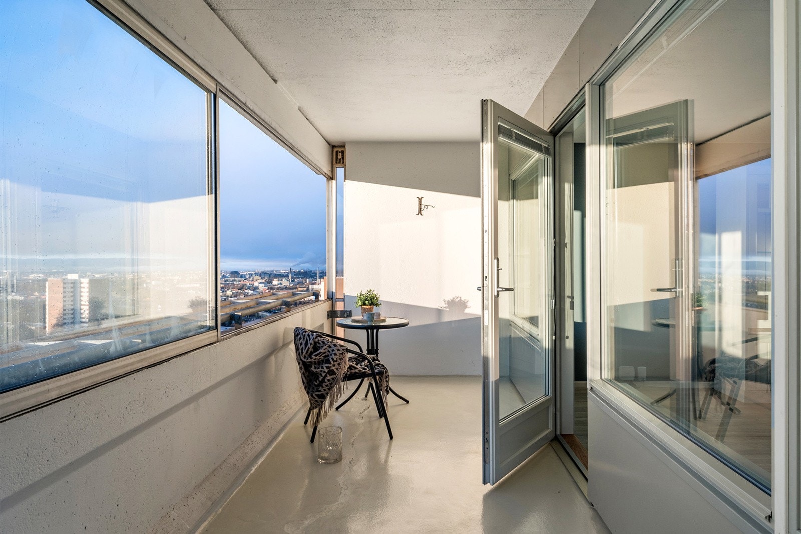 Balkongen har sydvestvendt beliggenhet og gode solforhold Galleribilde