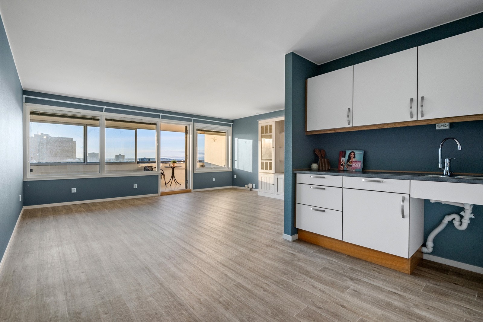 Kjøkkenet har delvis åpen løsning mot stuen. Galleribilde