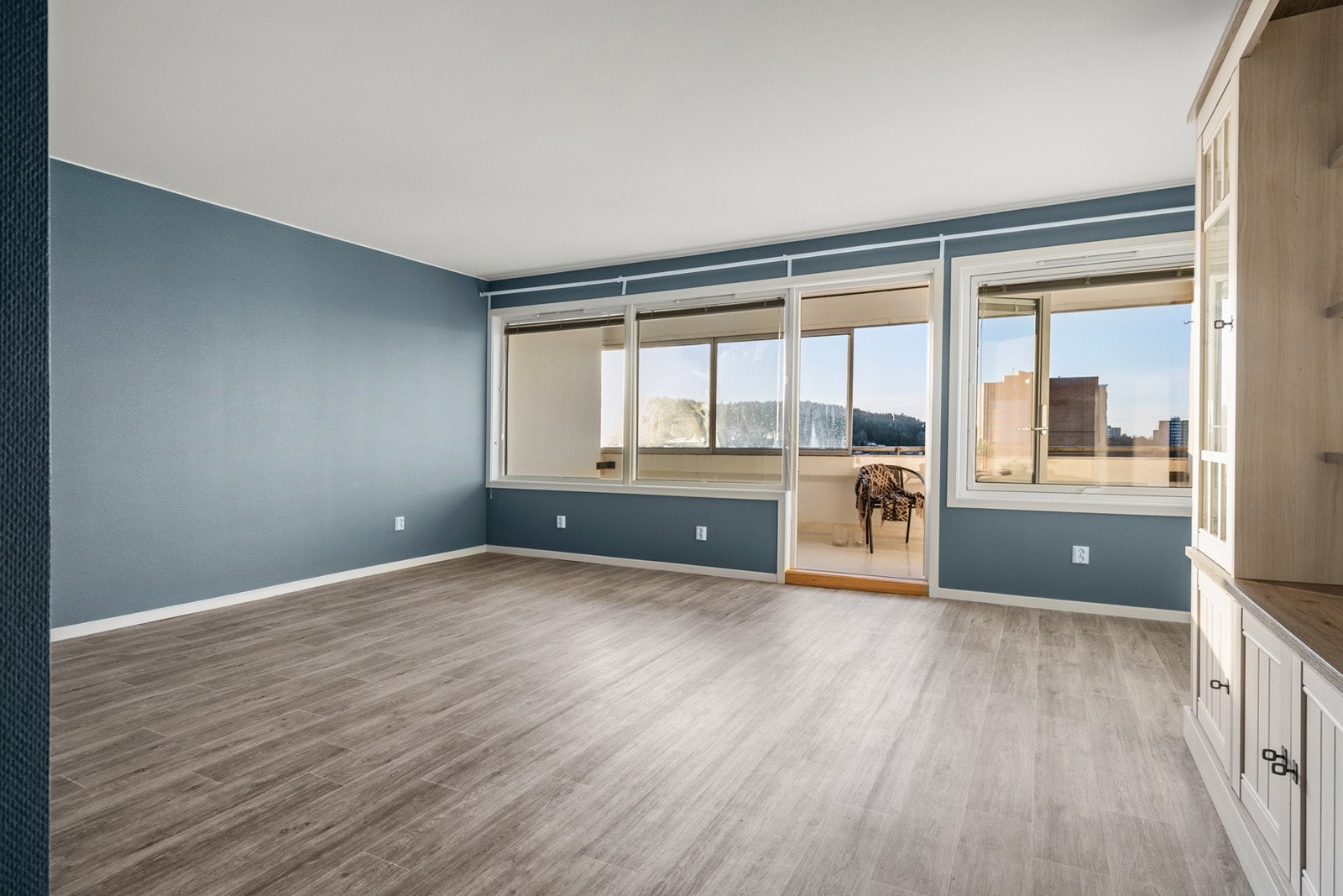 Stuen er romslig og har store gode vindusflater som gir godt med naturlig lys og gir rommet en god atmosfære Galleribilde