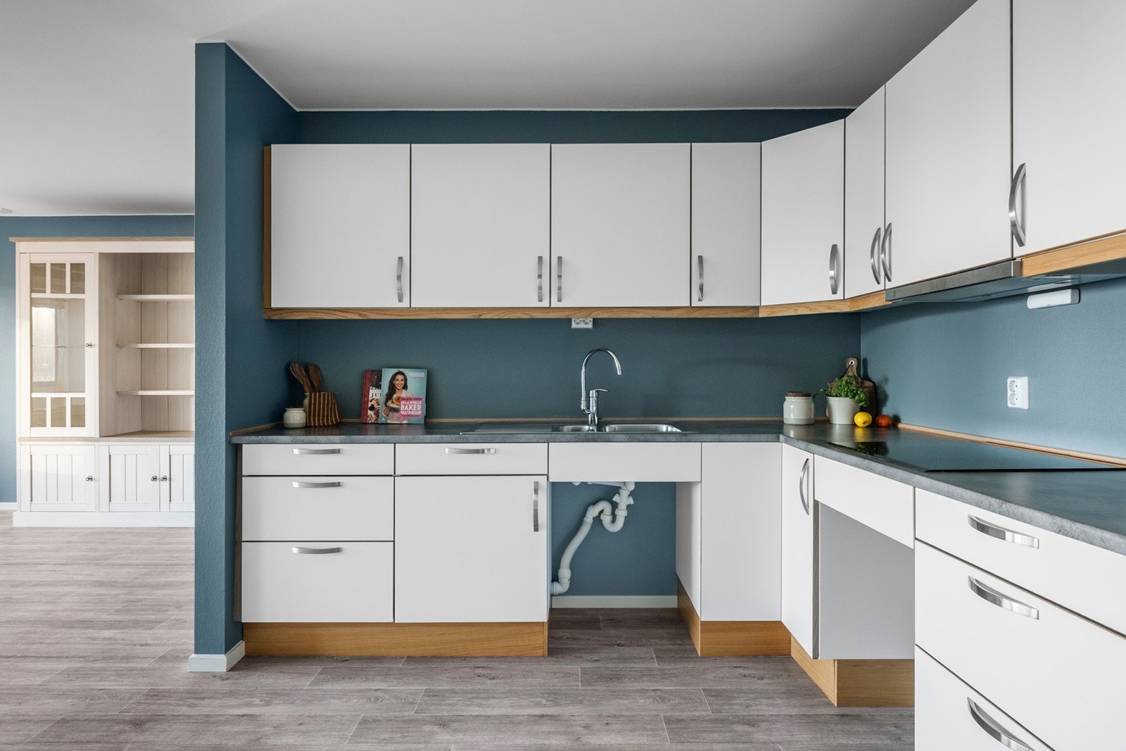 Kjøkkenet har godt med skap- og benkeplass og det er opplegg for oppvaskmaskin Galleribilde