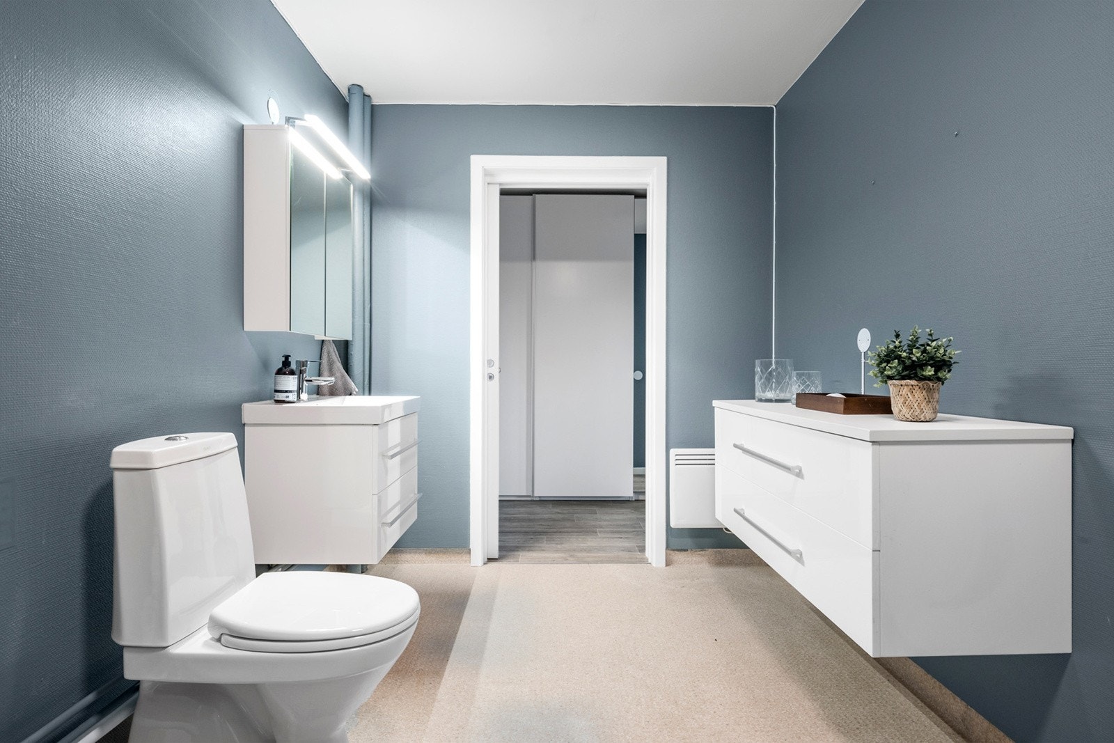 Det er opplegg for vaskemaskin på badet. Galleribilde