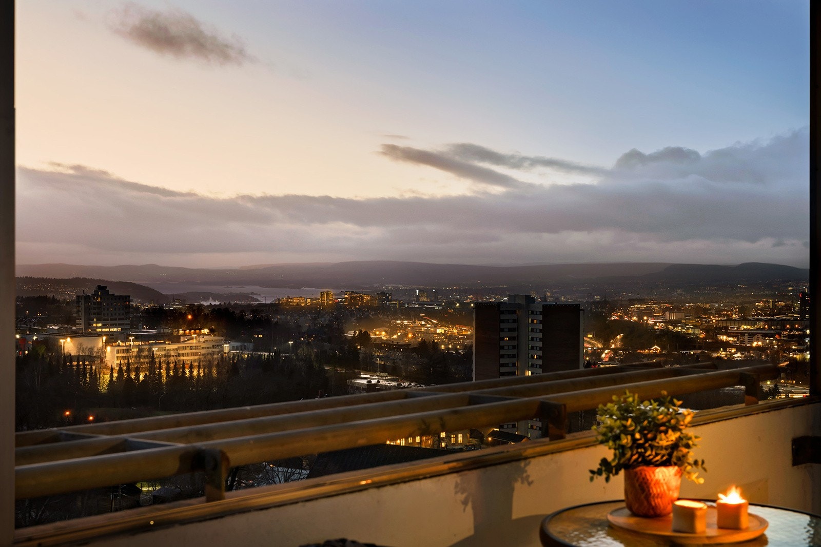 Kveldstemning og fantastisk utsikt over byen og Oslofjorden Galleribilde