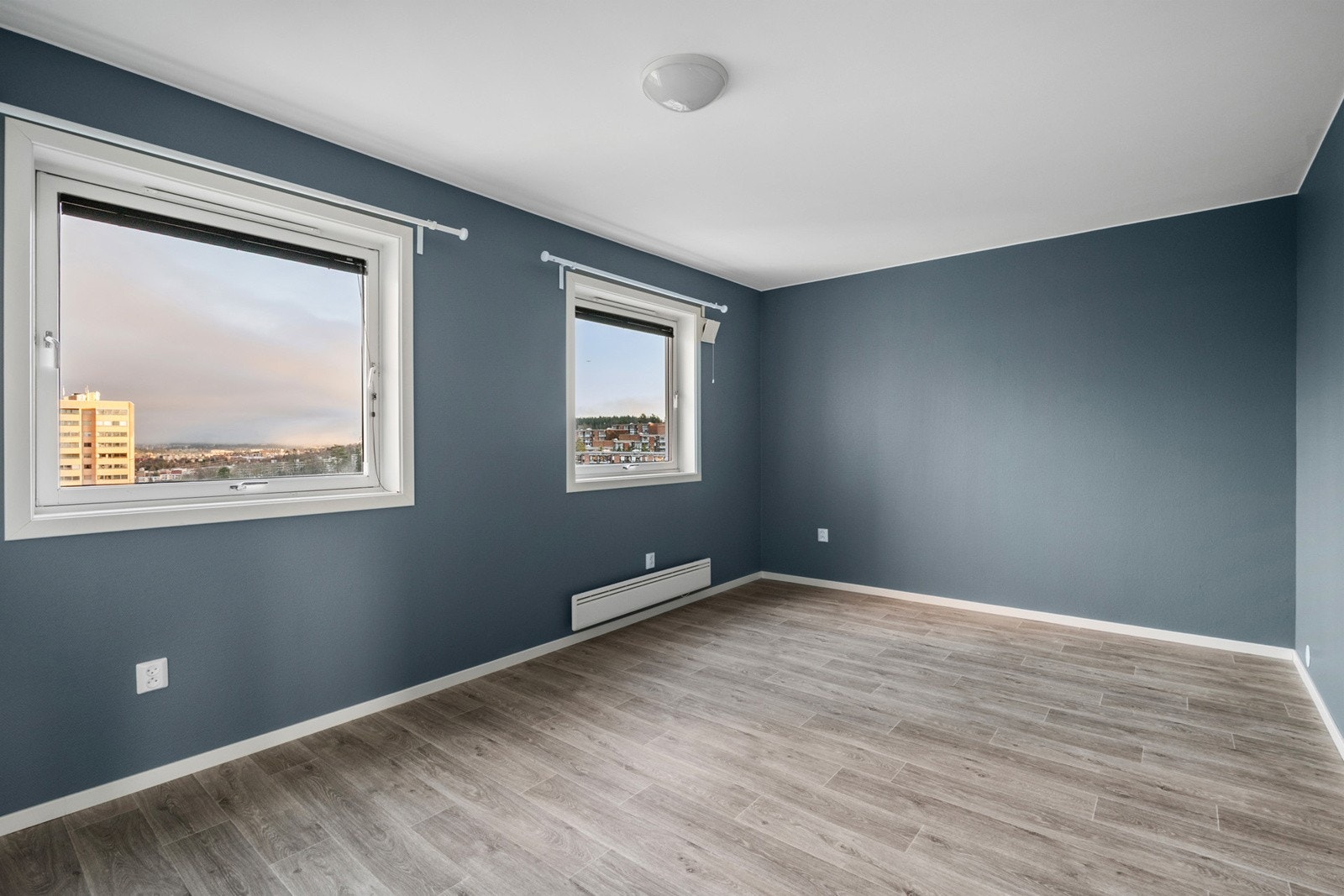 Soverommet er romslig og luftig og det er godt med plass til både dobbeltseng og tilhørende nattbord Galleribilde