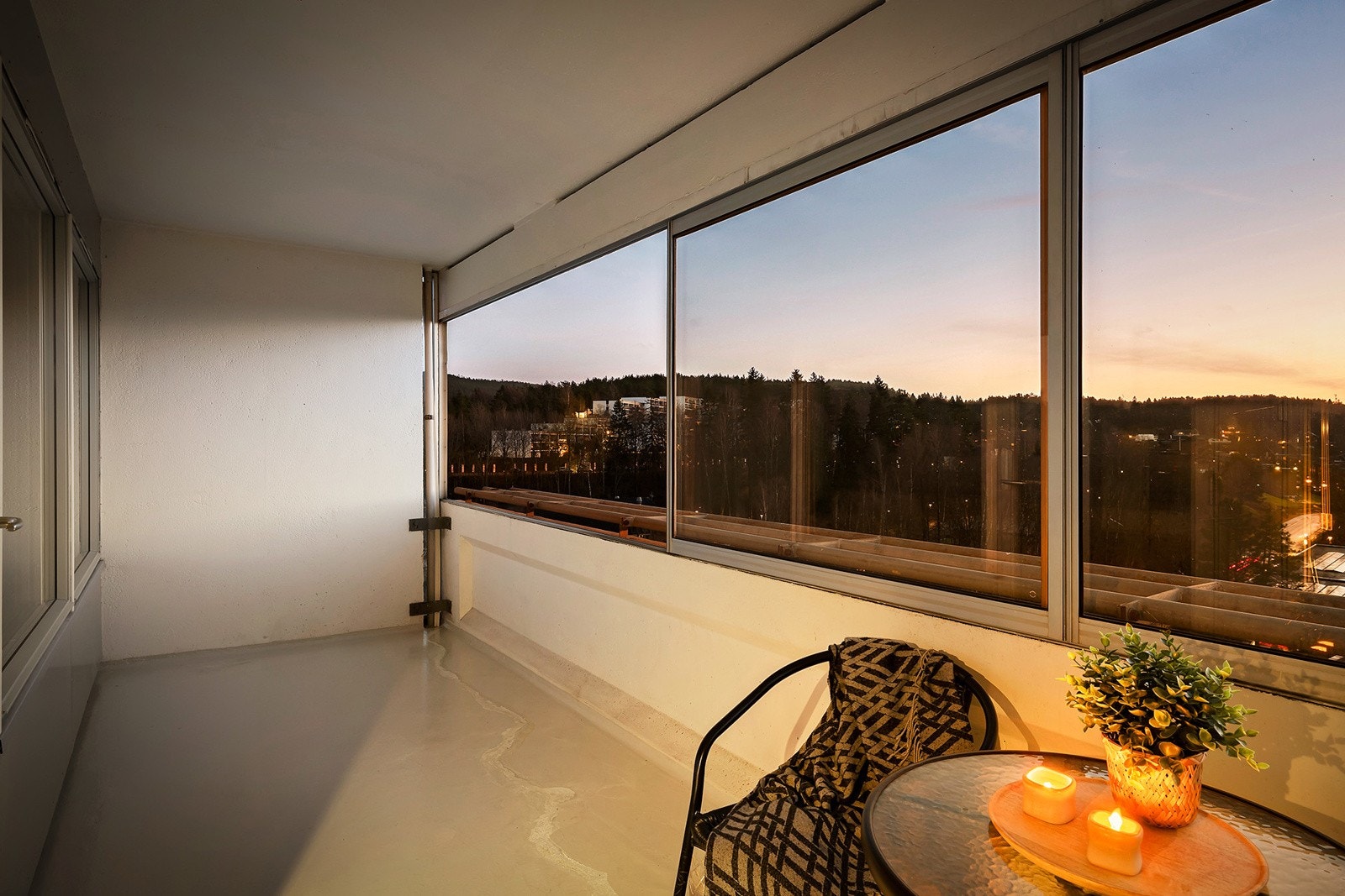 Balkong byr på god plass for å etablere sittegruppe og beplatning og legger opp til mange og lange gode sommer og høstkvelder Galleribilde