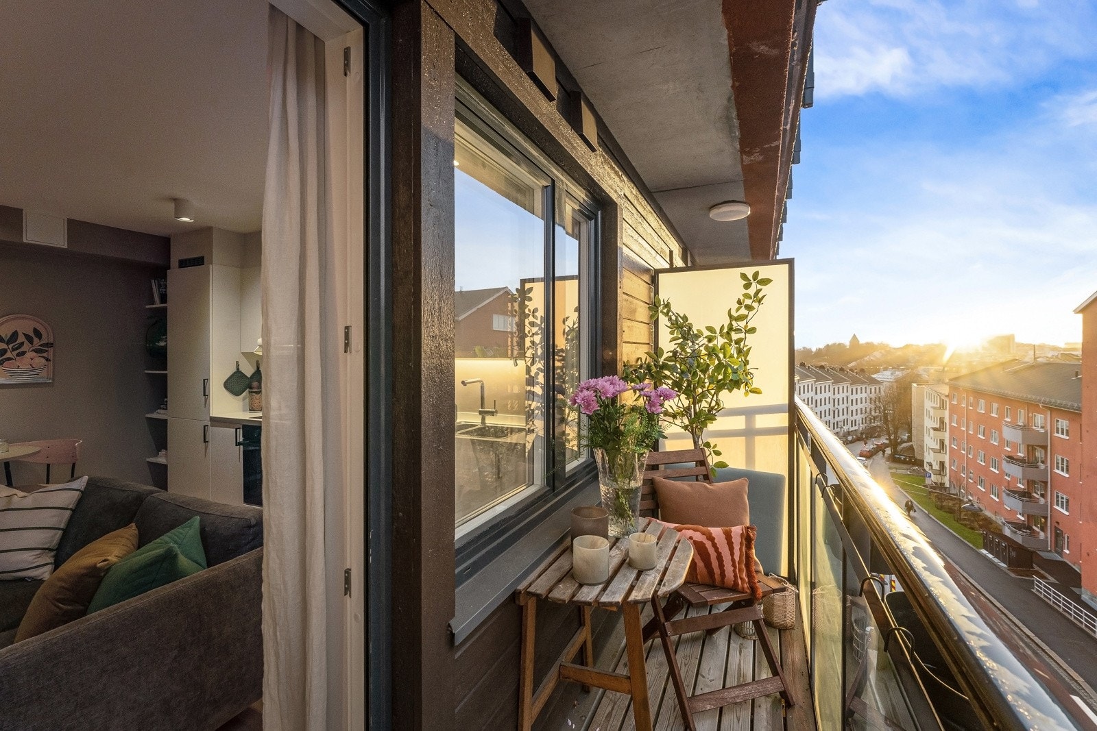 Solrik vestvendt balkong med plass til utemøblement, med hyggelig utsyn Galleribilde