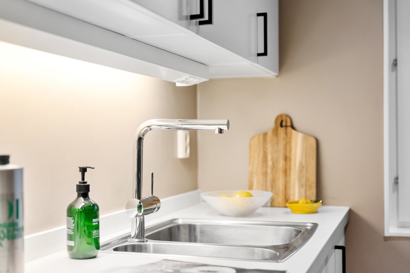 Kjøkkenet har integrerte hvitevarer som platetopp og stekeovn (ny i 2025), oppvaskmaskin og kjøle/fryseskap. Kjøkkenarmatur er også nytt i 2025 Galleribilde