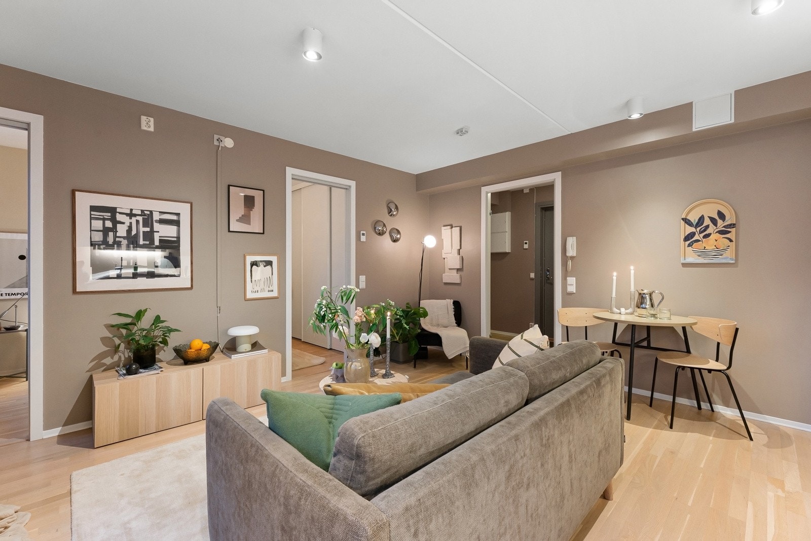 Stuens åpne løsning inn til kjøkkenet gjør dette til et svært sosialt rom, perfekt for hyggelige kvelder med venner og familie Galleribilde