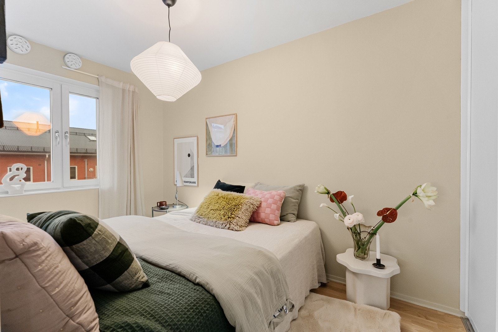 Rommet ble malt i lys moderne farge i 2025 Galleribilde