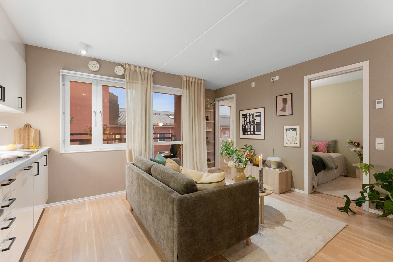 Leiligheten har en lys og luftig stue med store vindusflater som gir rikelig med naturlig lysinnslipp. Rommet er i likhet med resten av boligen malt i lyse farger, som gir en luftig romfølelse Galleribilde