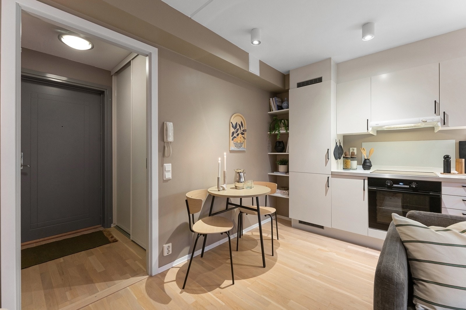 Tilknyttet kjøkkenet er det naturlig avsatt plass til spisegruppe Galleribilde