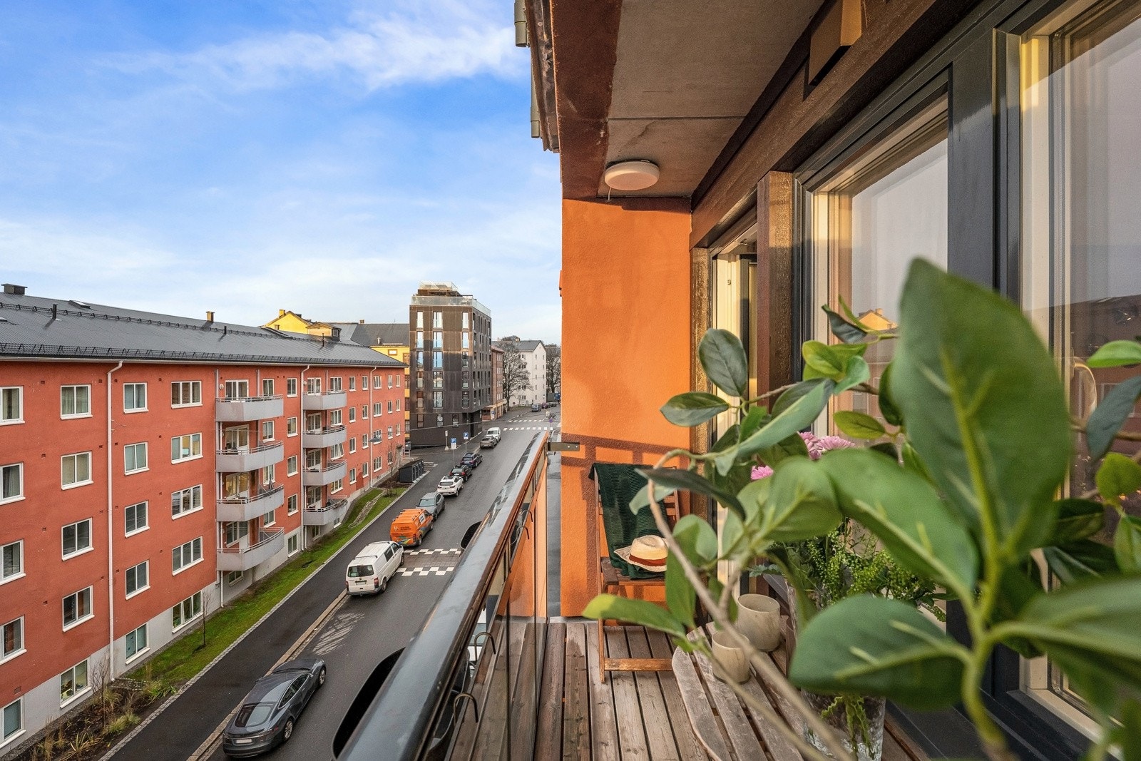 Dersom du ønsker et større uteareal har beboerne tilgang på flott felles takterrasse med møblement kun en heistur unna Galleribilde