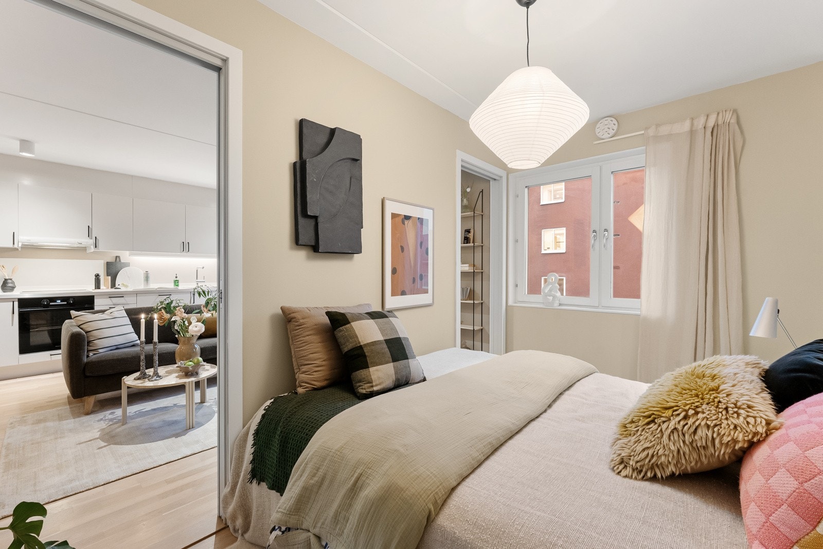 Romslig soverom med plass til dobbeltseng, nattbord og oppbevaring i medfølgende skyvedørsgarderobe Galleribilde