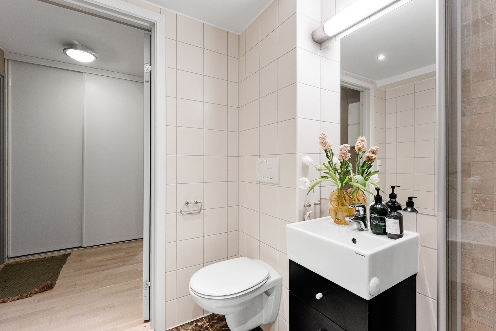 Badet har mekanisk avtrekksventilasjon som gir effektiv fjerning av fuktighet, og sikrer et godt inneklima Galleribilde