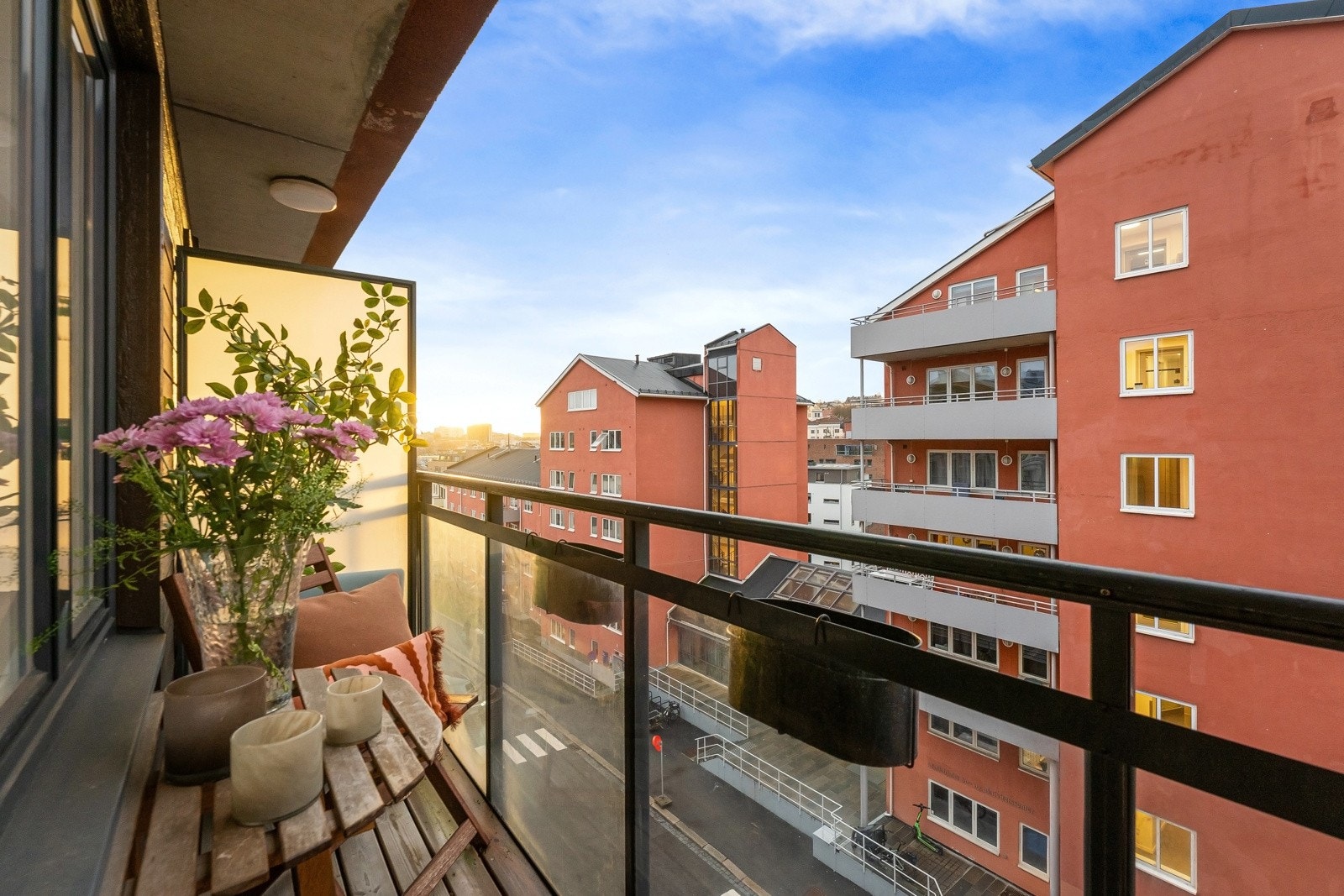 Dette er den perfekte forlengelsen av stuen på sommertid, hvor du kan nyte solen fra ca. kl.14 til 18:30, og så videre fra ca. kl. 19:30-21:00 på sommeren Galleribilde