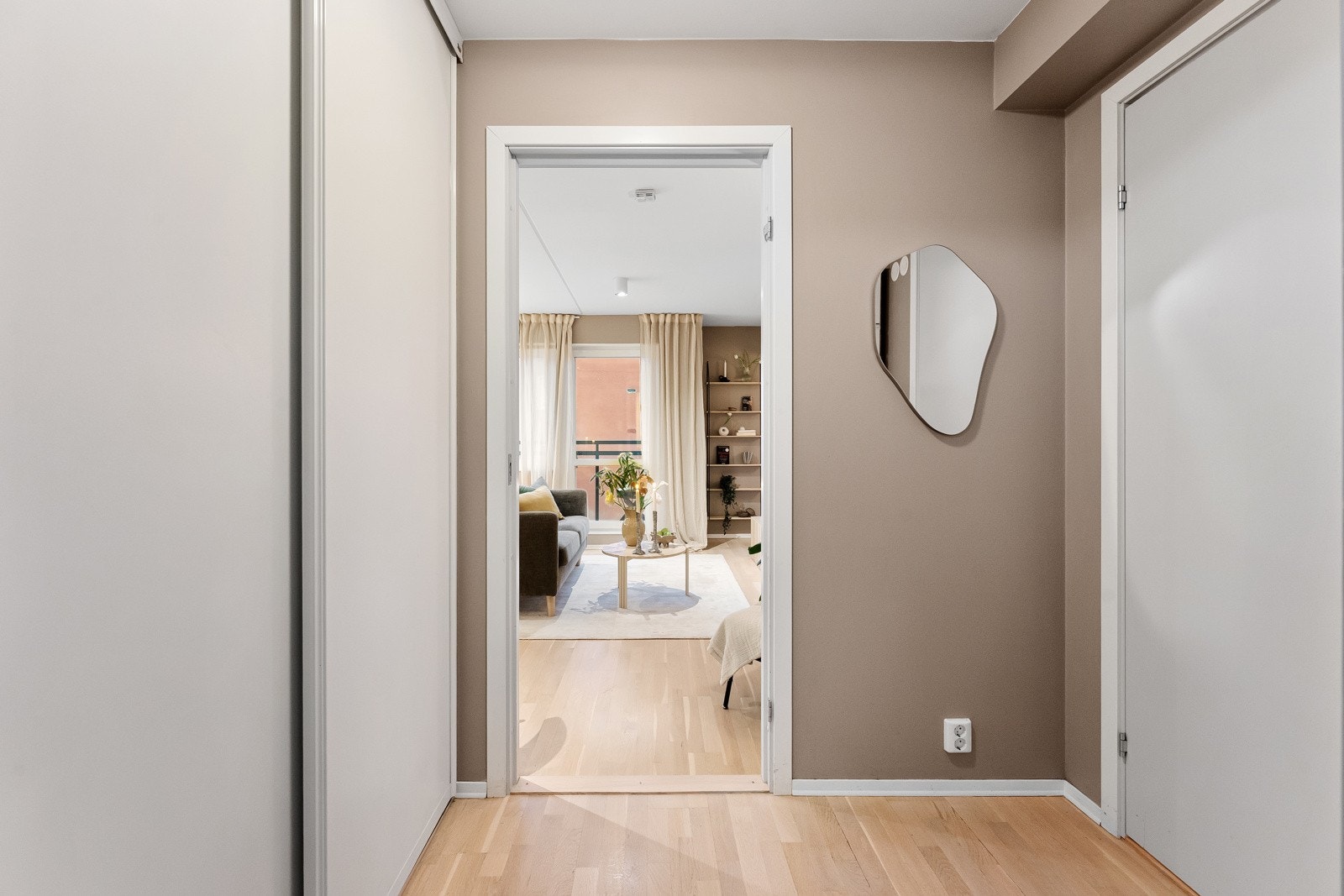 Innbydende inngangsparti med god plass til oppheng av tøy og oppbevaring av sko i skyvedørsgarderobe. Velkommen hjem! Galleribilde