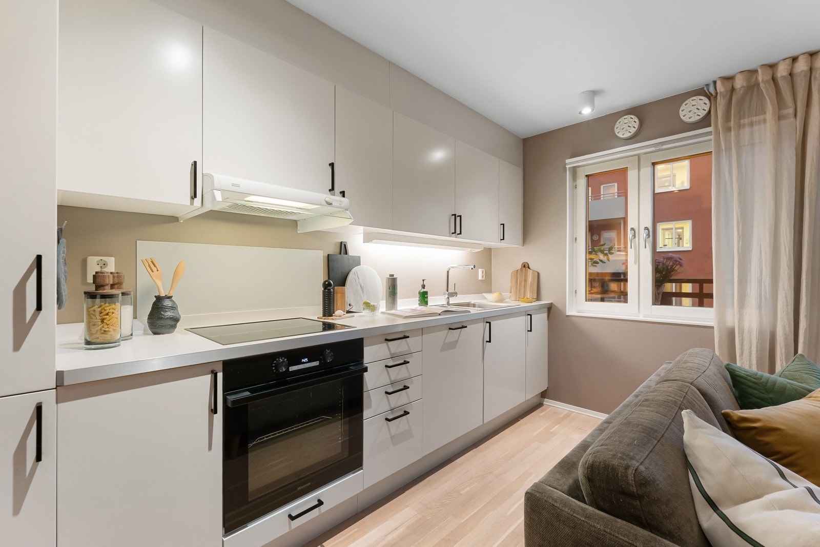 Videre byr leiligheten på moderne og stilrent Marbodal kjøkken fra byggeår i åpen løsning mot stuen med god skap- og benkeplass Galleribilde