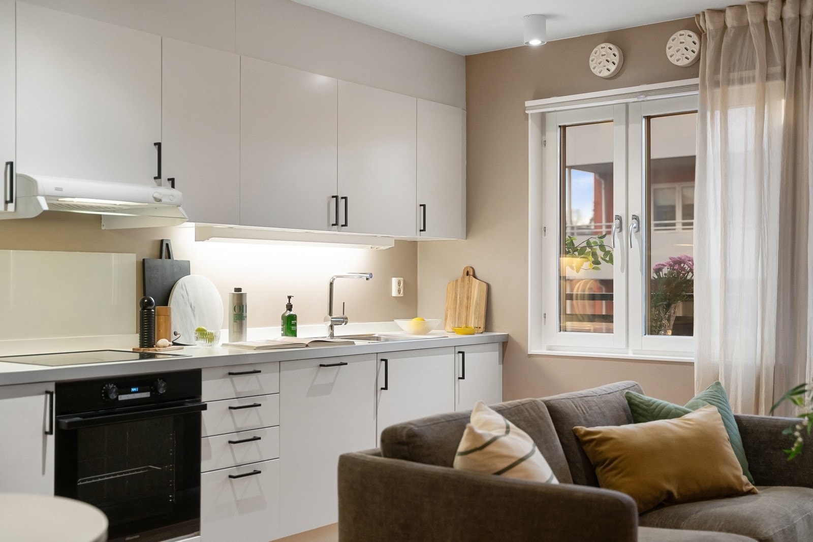 Leiligheten varmes opp via vannbåren gulvvarme, oppvarming er inkludert i de månedlige felleskostnadene Galleribilde