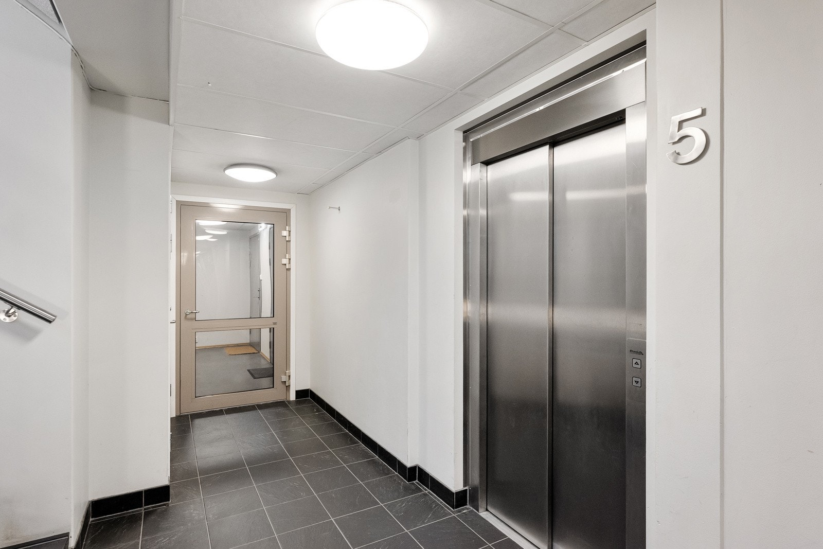 Bygget har heis som raskt tar deg opp til leiligheten, og videre til takterrasse Galleribilde