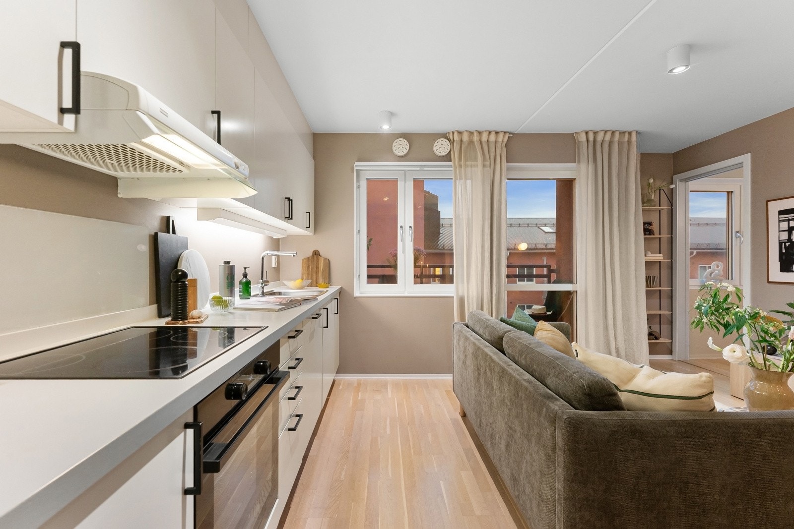 Fra stuen er det utgang til leilighetens solrike balkong Galleribilde