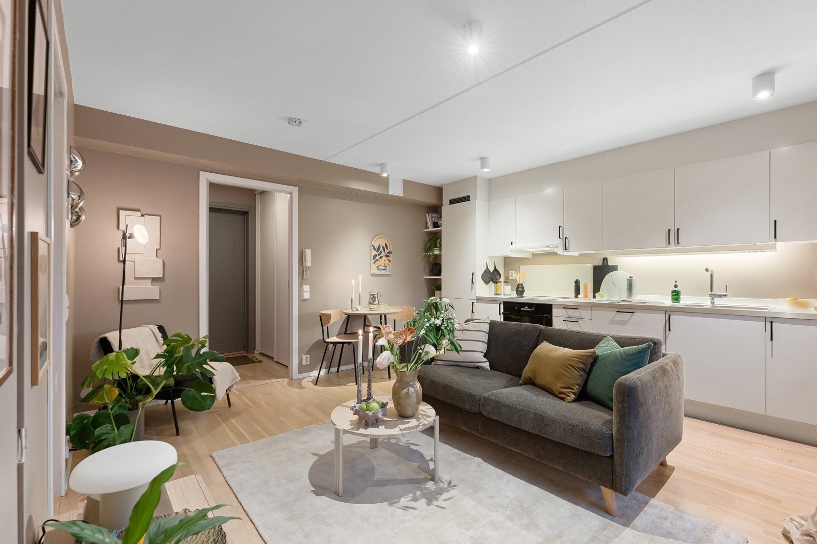 Her får du mange møbleringsmuligheter etter behov, med plass til sofa, tv-møblement og stort spisebord Galleribilde