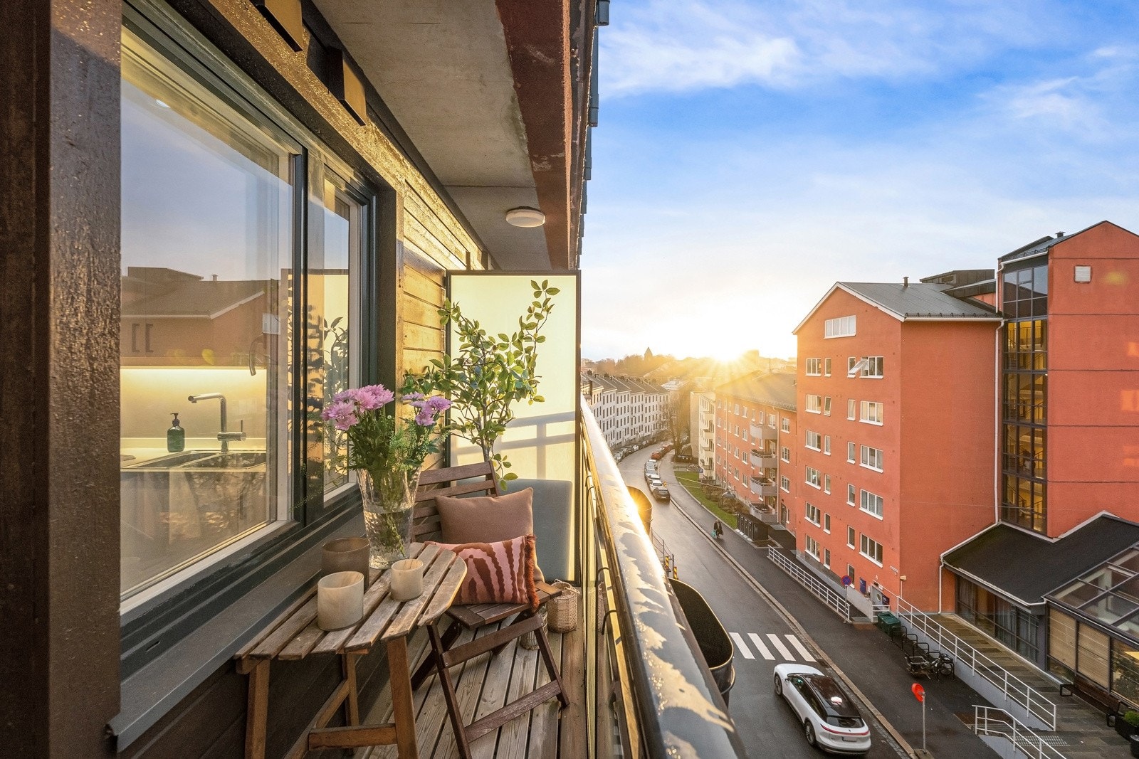 Dette er en lys og moderne leilighet i nybygg fra 2010, med store vindusflater og balkong. Leiligheten har en sentral og populær beliggenhet rett ved Alexander Kiellands plass, med kort vei til både grønne områder og byliv Galleribilde