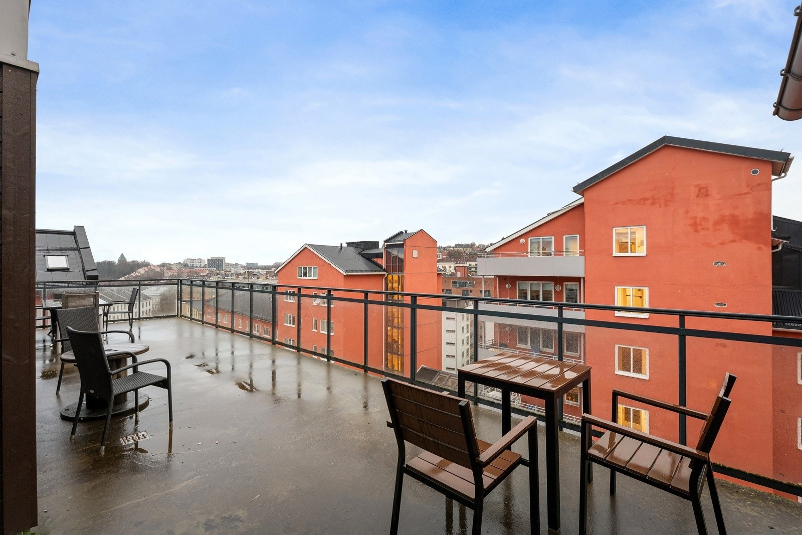 Beboerne har tilgang på flott felles takterrasse med møblement Galleribilde