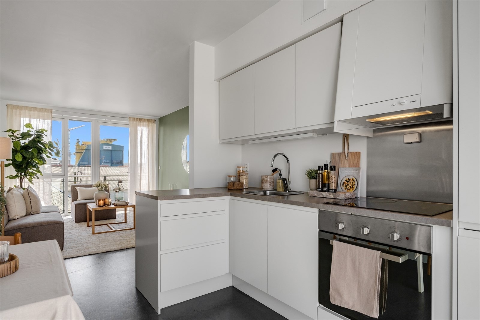 Kjøkken med god oppbevaringsplass Galleribilde