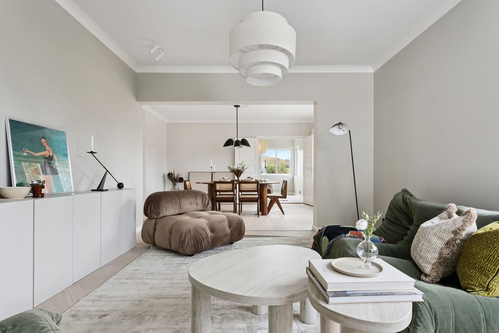 Stuen innerst byr på god plass til å innrede med stuemøblement Galleribilde