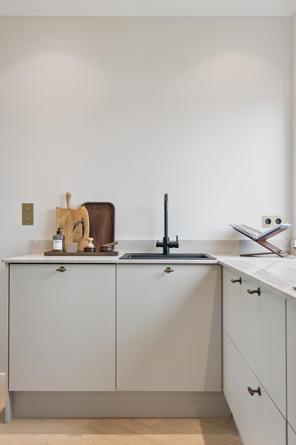 Flott kvalitetskjøkken fra HTH med mormor benk og eksklusive integrerte hvitevarer Galleribilde