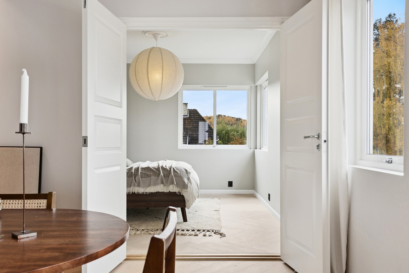 Elegant fløydør fra spisestuen til hovedsoverommet. Galleribilde