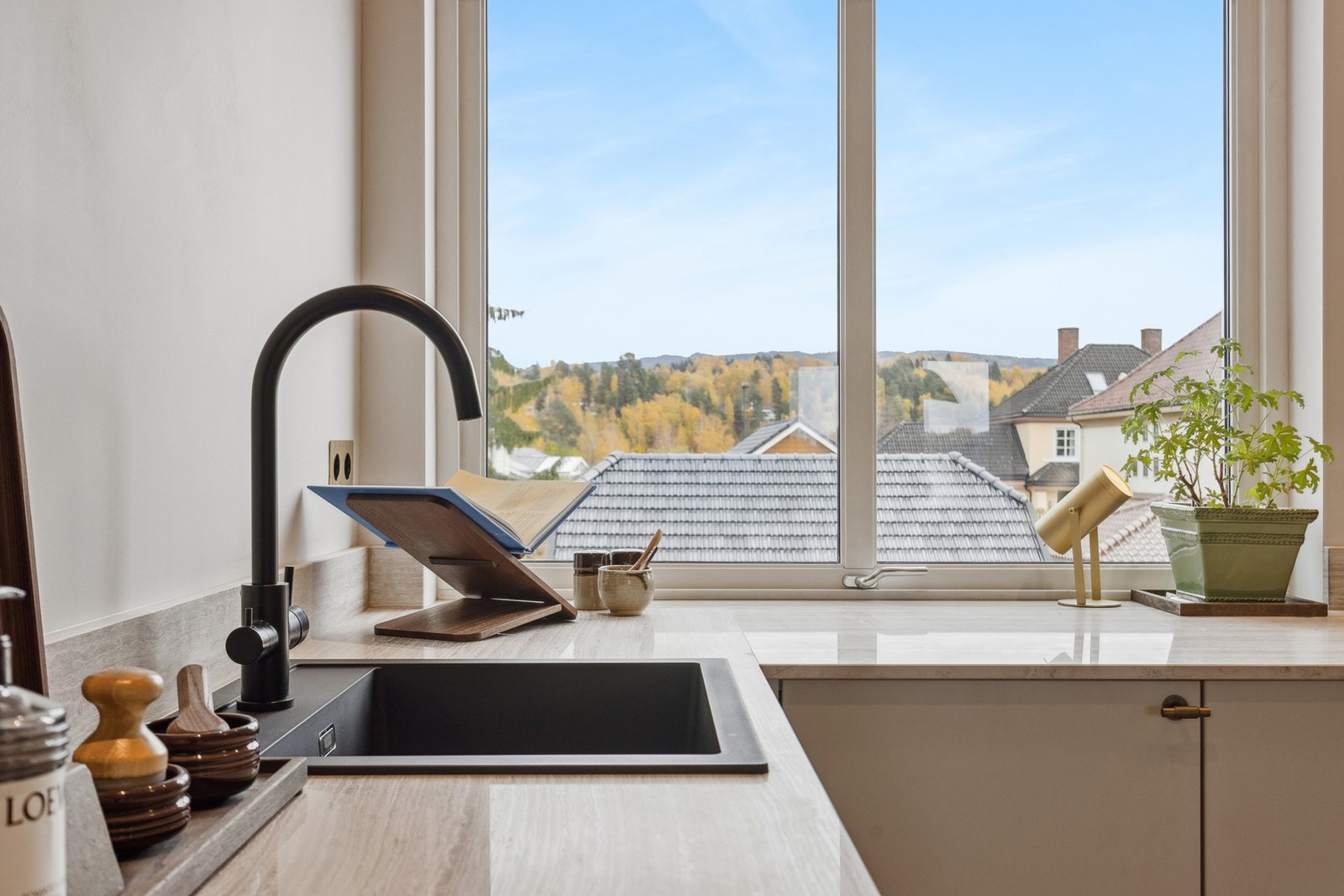 Den lekre benkeplaten av marmor, Silk Georgette Wood Veine, fortsetter her på kjøkkenet med lekker utførsel Galleribilde