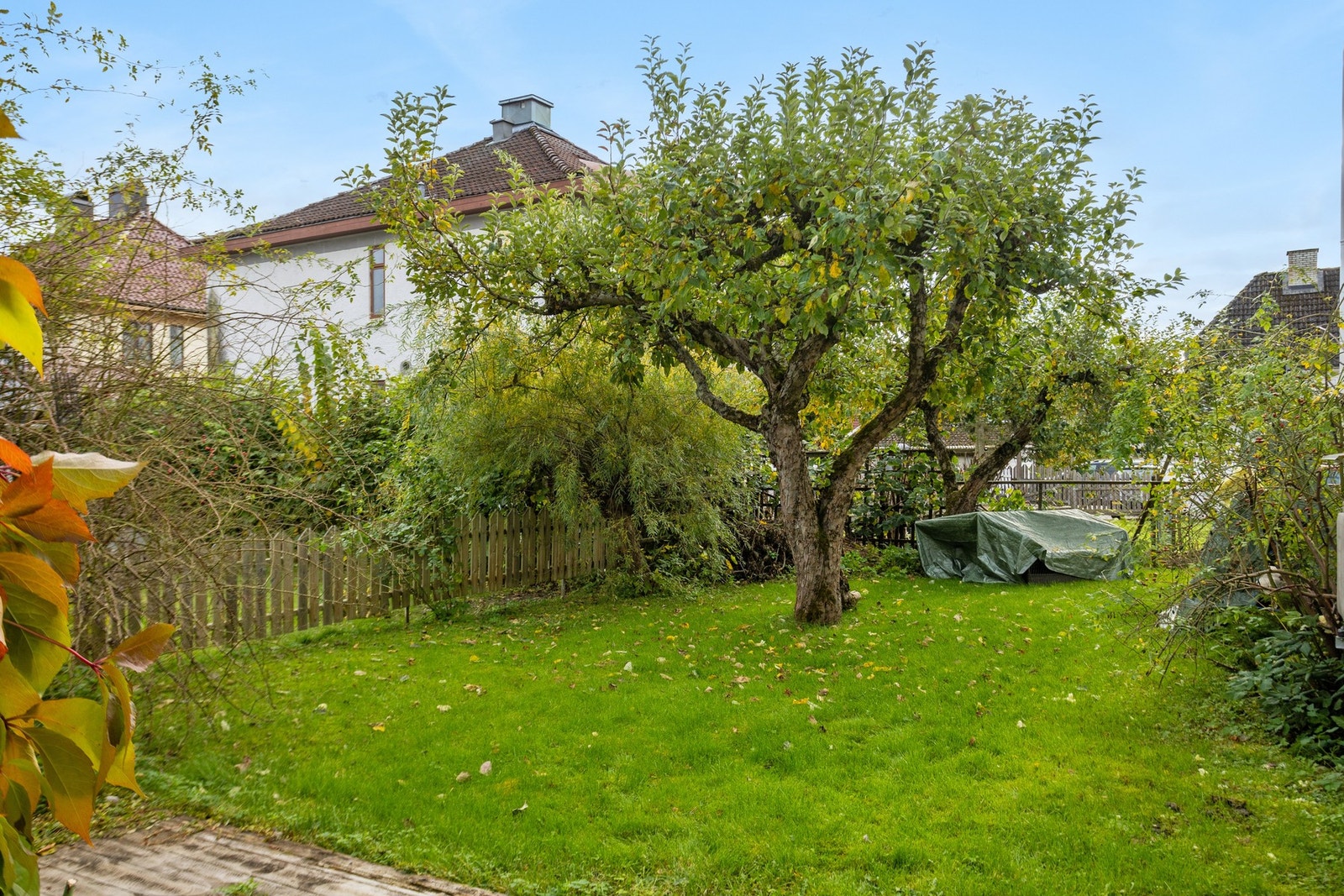 Boligen disponerer hagen bak huset, som. ligger skjermet for innsyn og har en lun atmosfære Galleribilde