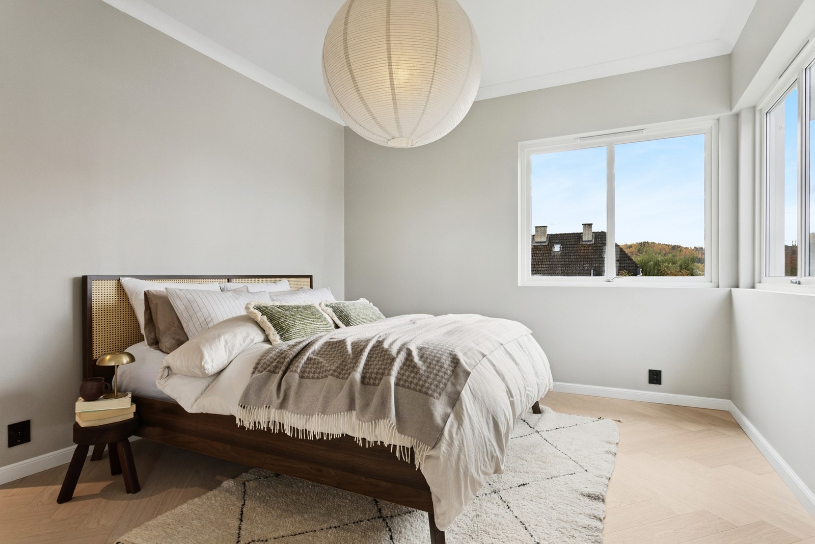 Hovedsoverommet byr på god plass til å innrede med stor dobbeltseng Galleribilde