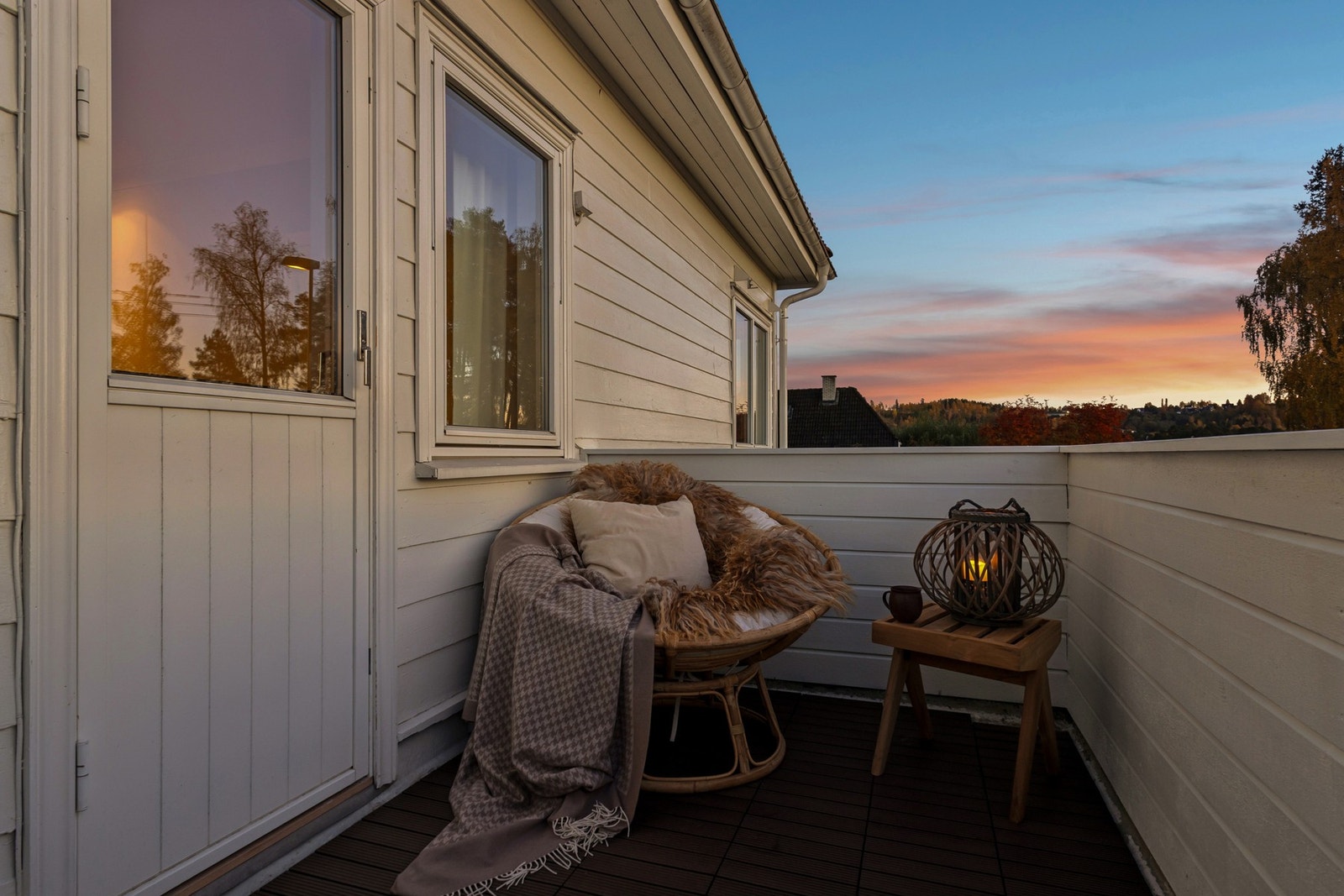 Vestvendt balkong med fin utsikt som kan nytes ved fine solnedganger Galleribilde