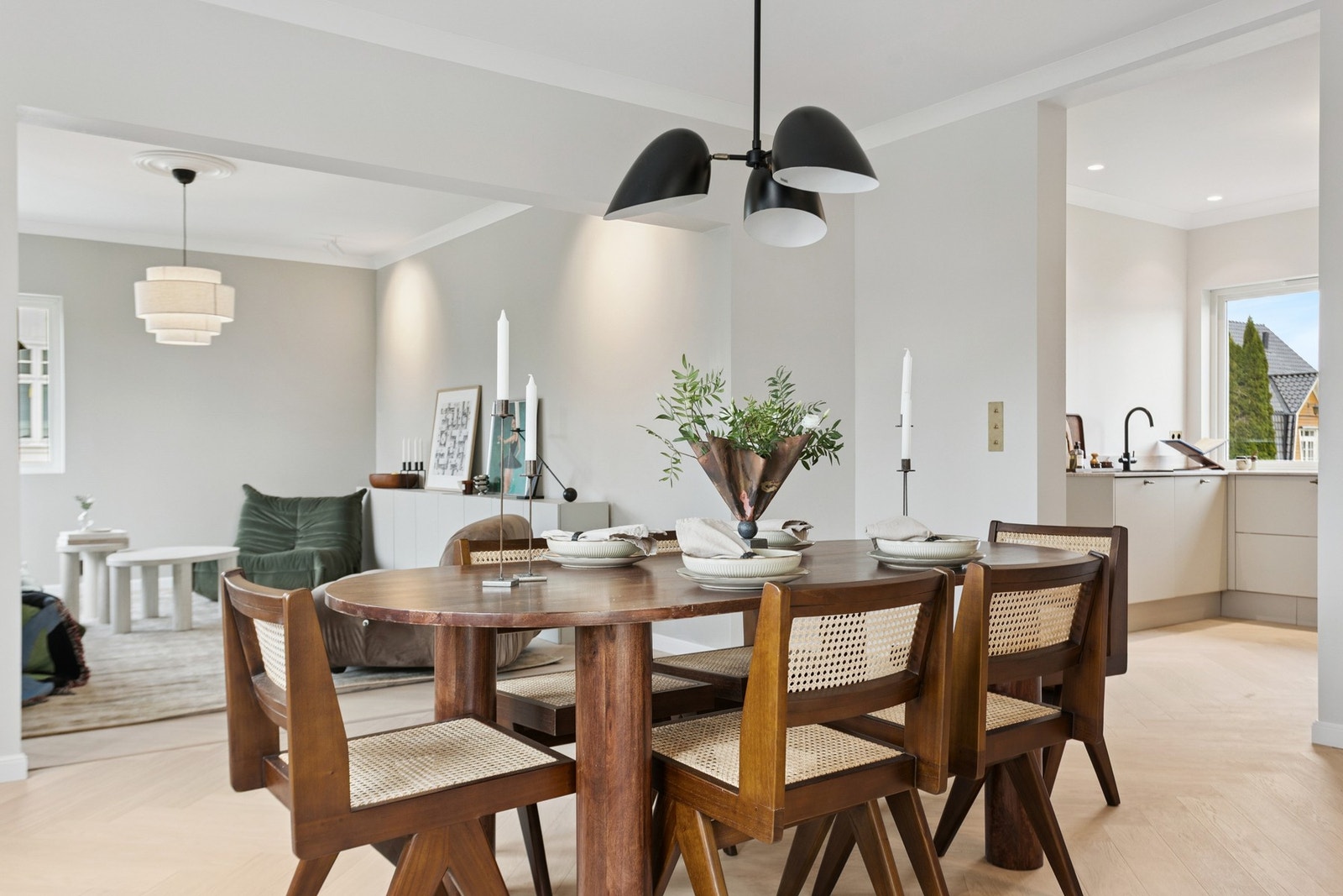 Spisestuen har god plass til langbord for verte til middagsselskap Galleribilde