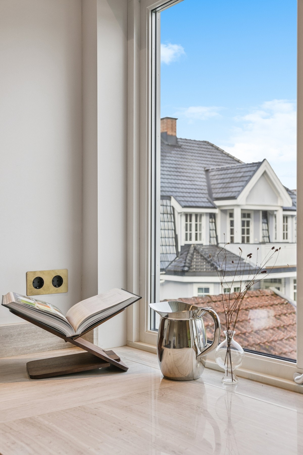 Koselig utsikt fra kjøkkenet mot de ærverdige nabohusene Galleribilde