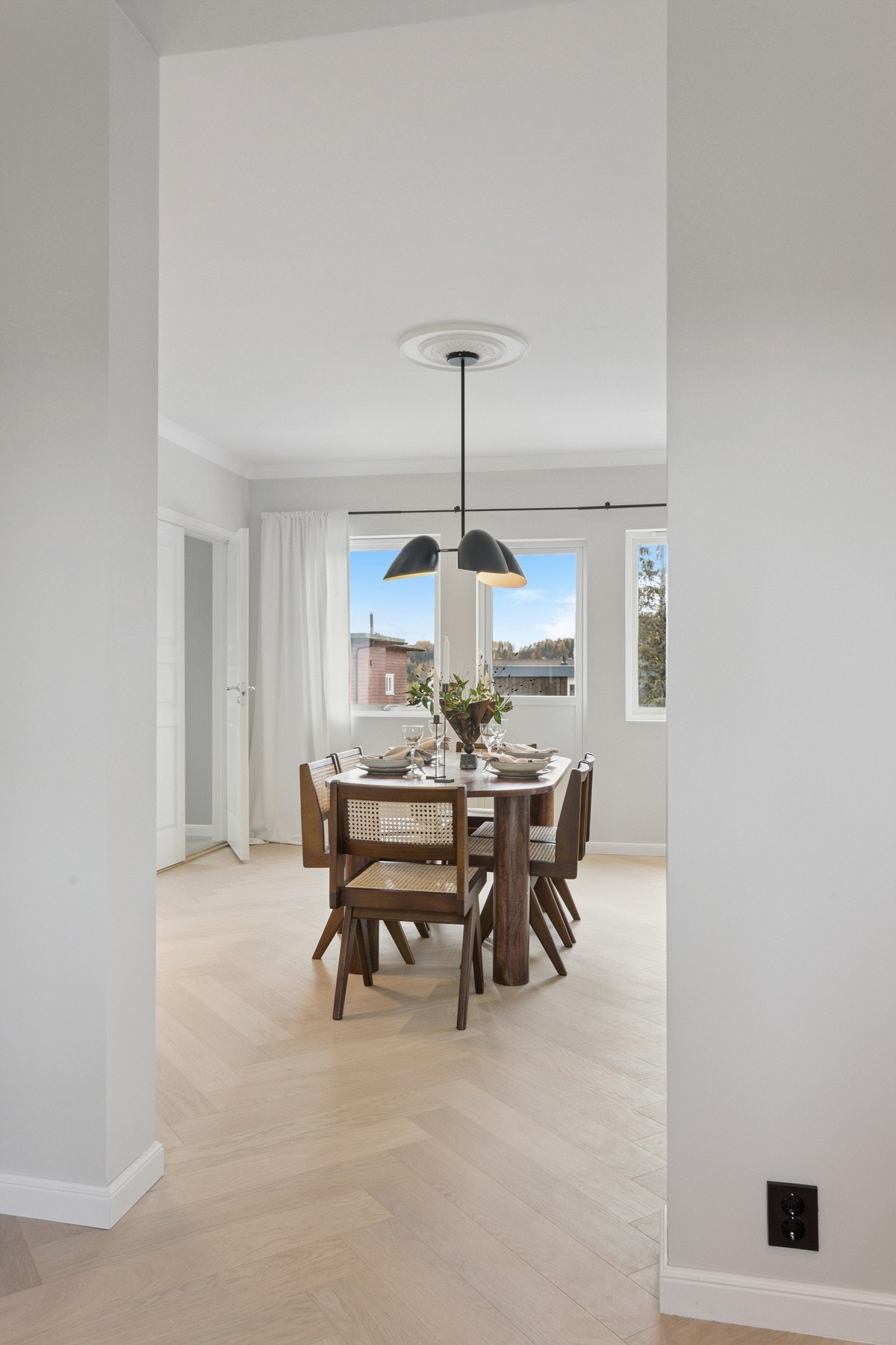 Kjøkkenet ligger vis-a-vis med spisestuen Galleribilde