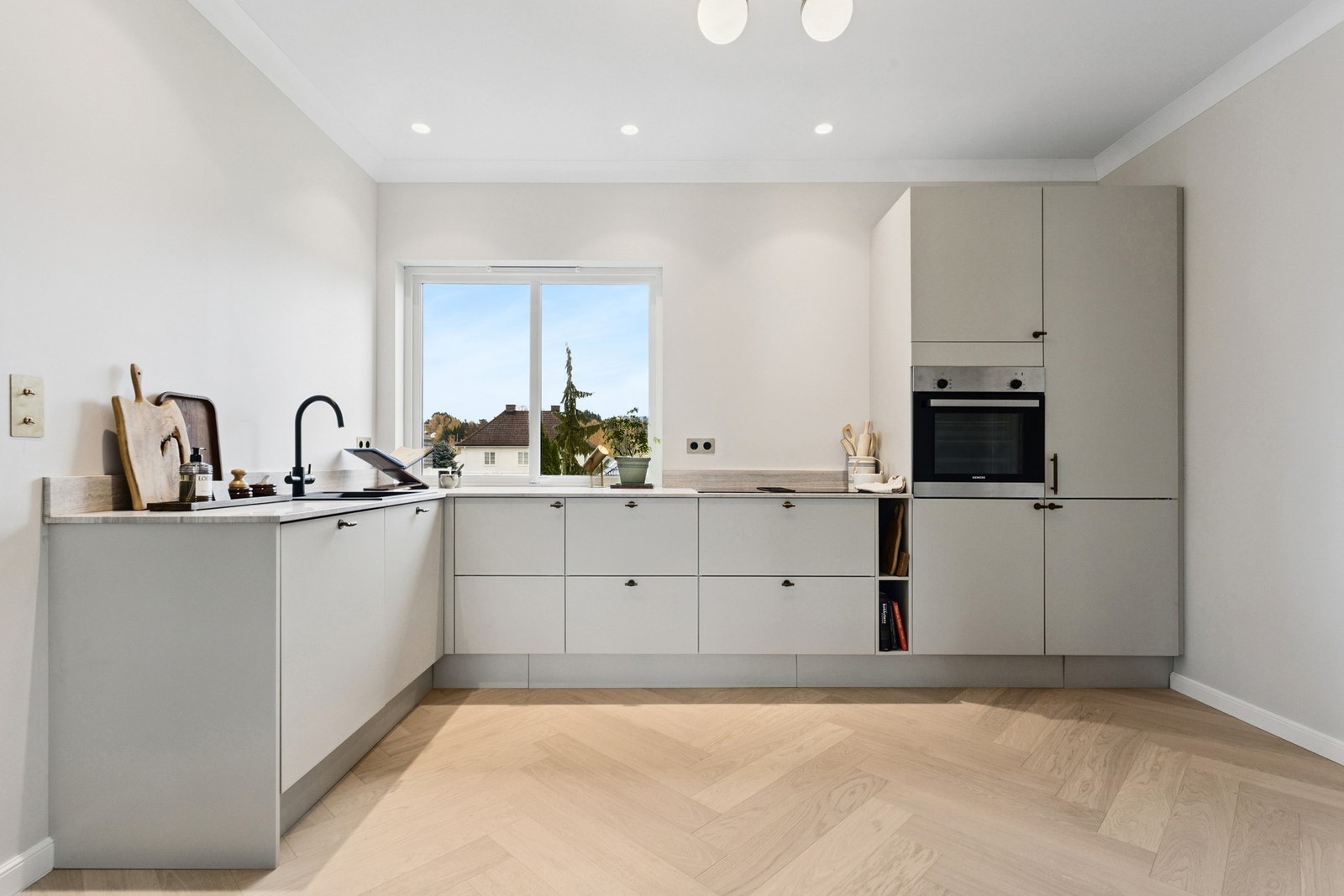 Flott kvalitetskjøkken fra HTH med god plass i skuffer og skap Galleribilde